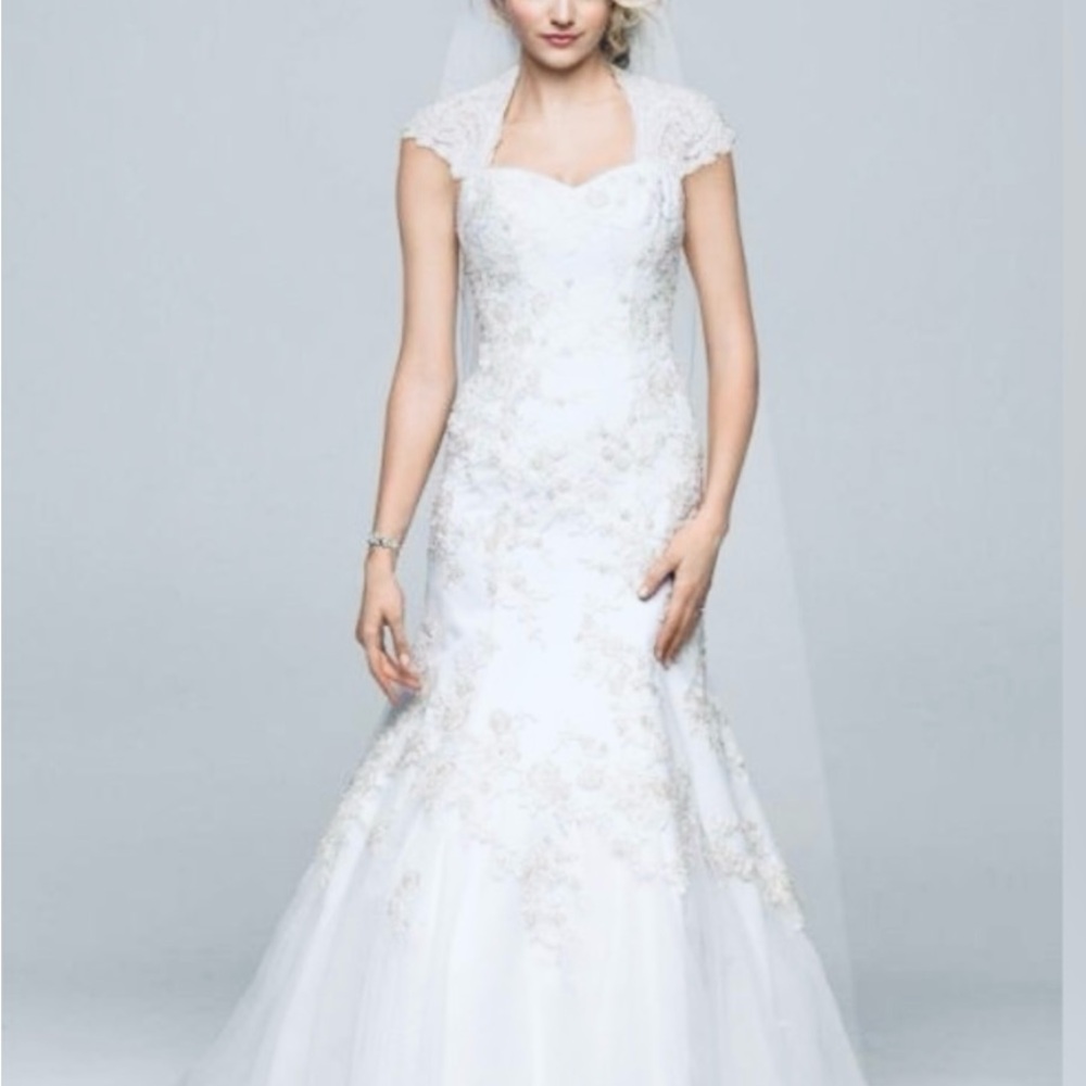 Beautiful Wedding Dress NTW Size 4. Never worn or altered.